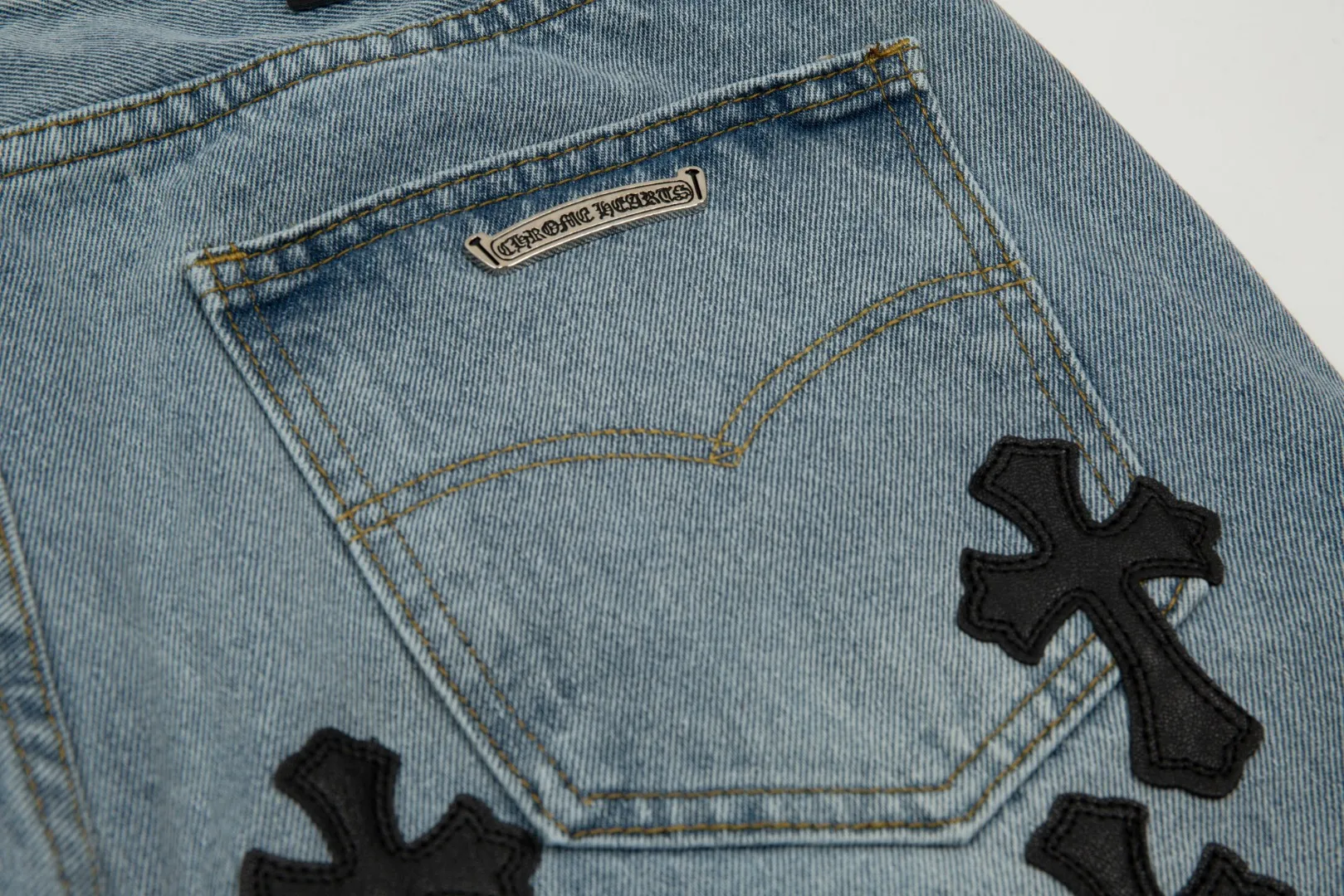KE919#P180 The only correct leather label version on the market Chrome Hearts CH Cross embroidery distressed jeans Top ceiling quality 100% correct version The correct version is here!  Believe me this must be the best quality you will ever come across! ! Excellent value for money! !  Styles with different washes and textures are very friendly to people with thin legs and thick legs. The straight version is very flattering to the shape of the legs. The moderate length is timeless and easy to match. It is the basis of various styles and a must-have in the wardrobe! ! Add a little stacking to easily control the clean fit trend that has exploded this year. The fabric is stiff but also makes the upper body soft without losing texture. The sides and cuffs of some styles have a bone-wash effect. The vintage flavor pops up all at once. It’s really hard not to love it! ✅Correctly customize the Croxin metal leather label on the back panel. It is not sold directly with the cross on the finished jeans. 1:1 copying strives for excellence and the details are perfectly grasped. ✅The cross leather label is clear and smooth. Exquisite turning top craftsmanship. ✅Buttons, zippers and hardware are all customized versions of the Croxin LOGO. ✅High-cost washing process. Size: 28 30 32 34 36 (5 sizes)